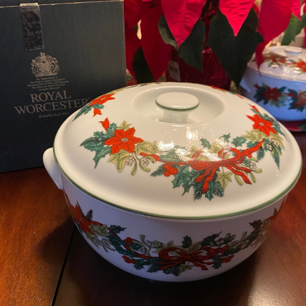NIB ROYAL WORCESTER 3.5 Qt Round Covered Casserole